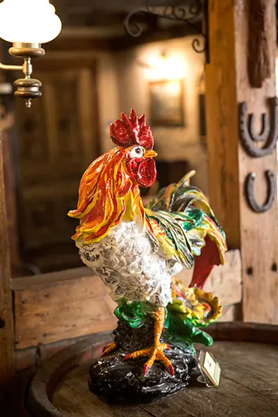 Duży ceramiczny kogut przy barze